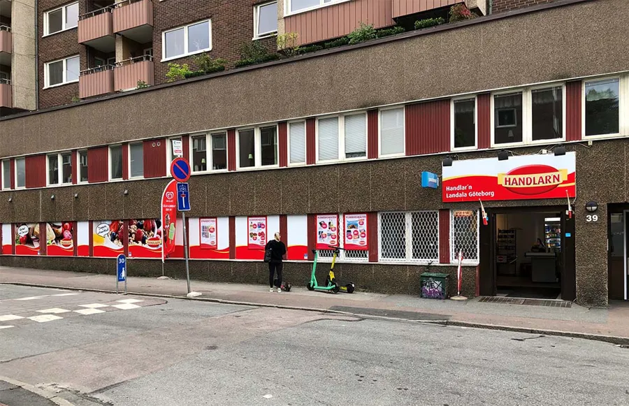 Interiörbild med butikspersonal